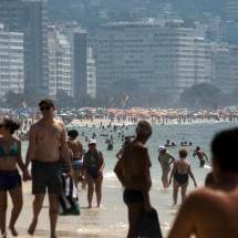 Moradores de Copacabana acorrentam caixa de som para evitar furto - Tercio TEIXEIRA/AFP