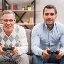 Você sabia que videogames podem ajudar pacientes com Parkinson? - Freepik