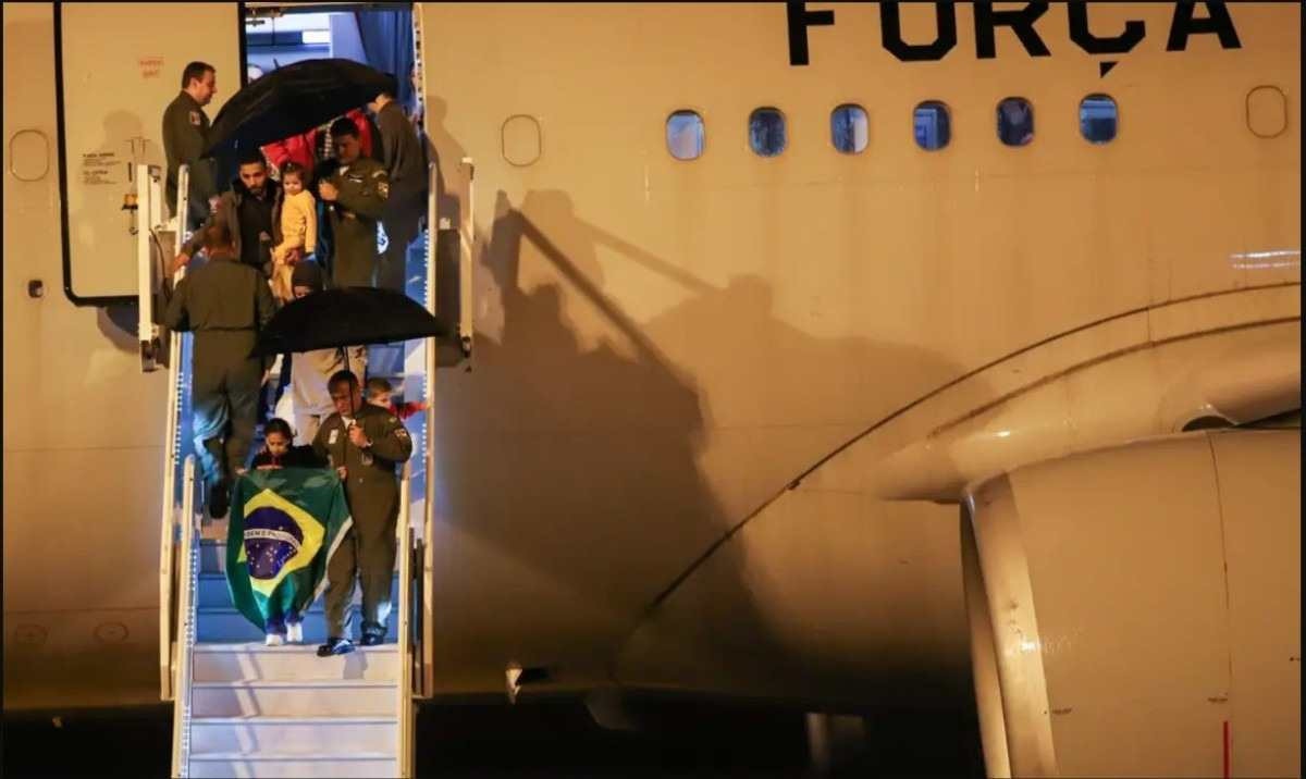 Grupo de brasileiros e palestinos deixa a Faixa de Gaza e chega ao Brasil