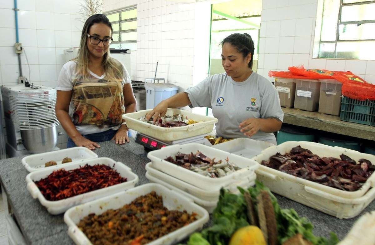 Preparação da alimentação dos Animais do Zoológico, soa preparadas  mais de 340  bandejas ao dia , na foto Melina Nunes , Zootecnista, responsável pela Nutrição ,e Veridiana Lorena Silva, auxiliar de Nutrição Animal, faz a  preparação dos alimentos.