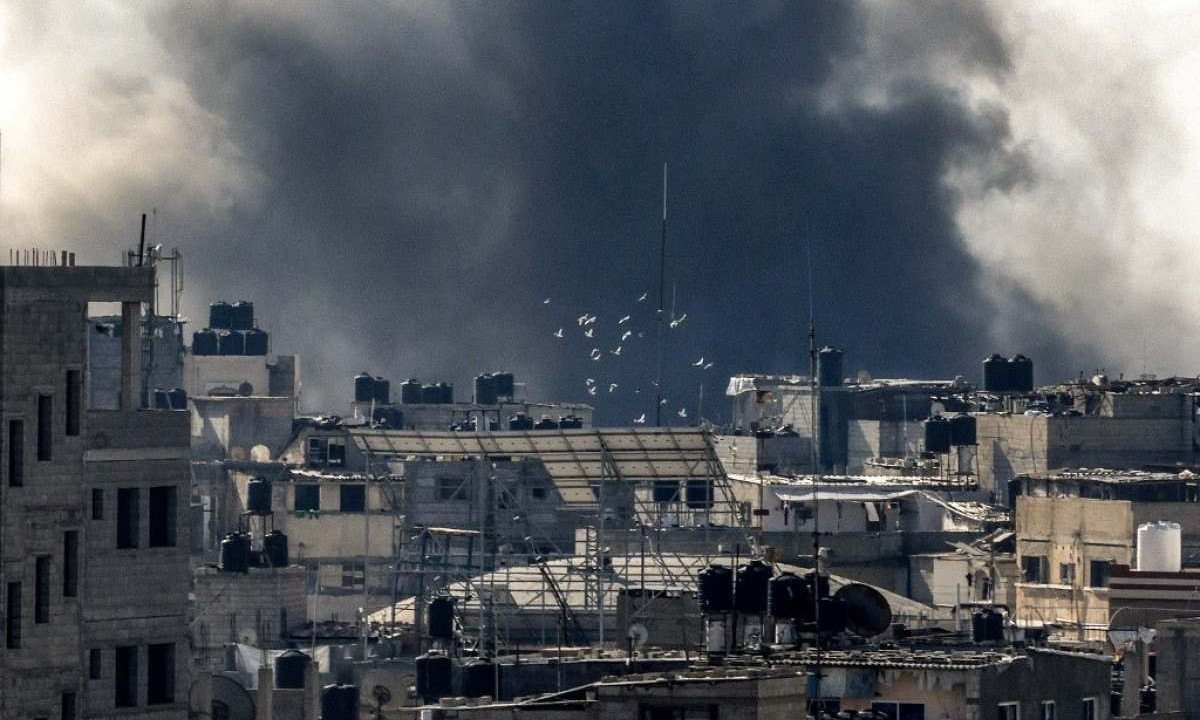  Aves levantam voo assim que ocorre bombardeio na região de Gaza -  (crédito: MAHMUD HAMS / AFP)