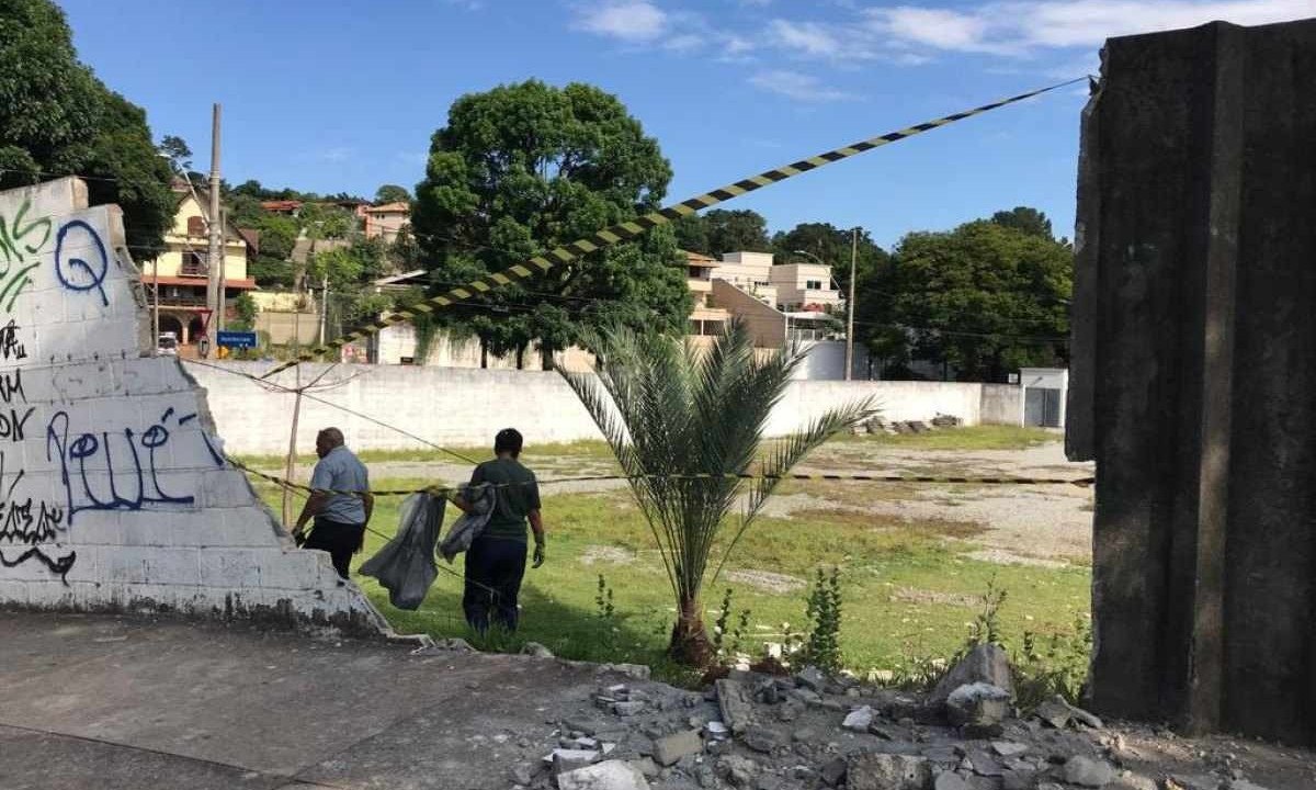 Muro do Centro de Treinamento da UFMG ficou destruído -  (crédito: Edesio Ferreira/EM/D.A Press)