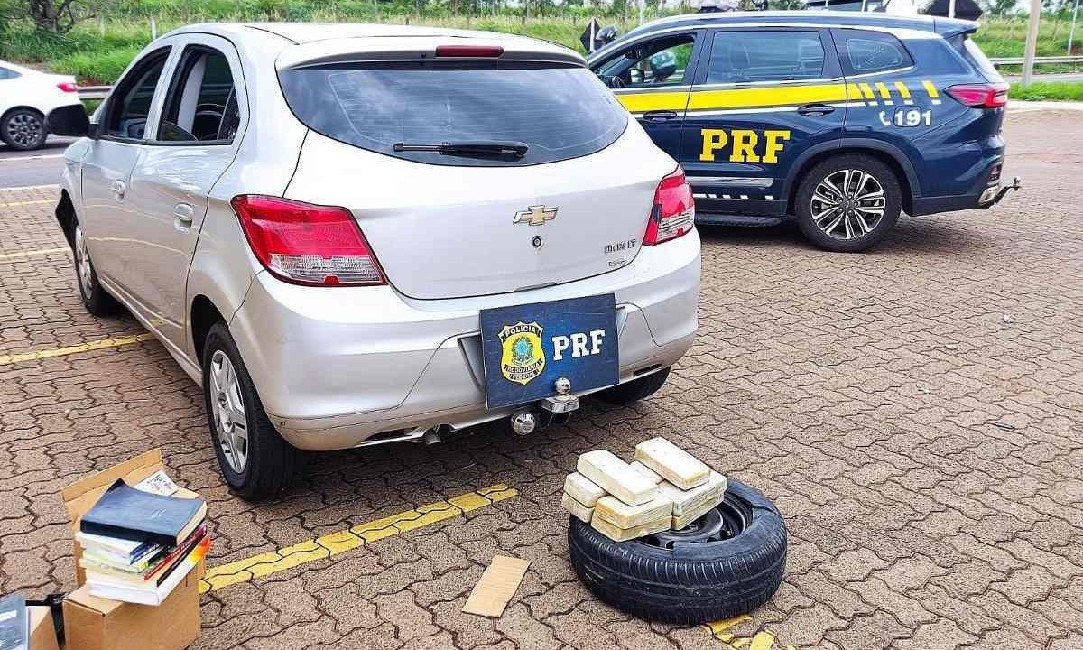 Drogas e material religioso foram encontrados no carro -  (crédito: Divulgação/PRF)