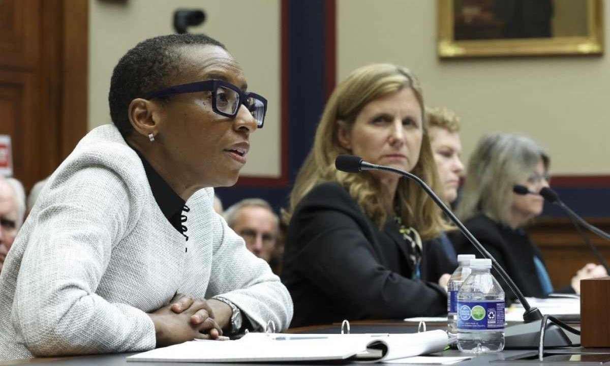  Claudine Gay, Presidente da Universidade de Harvard, em primeiro plano, no Comitê de Educação e Força de Trabalho da Câmara  -  (crédito: Kevin Dietsch / GETTY IMAGES NORTH AMERICA / Getty Images via AFP)