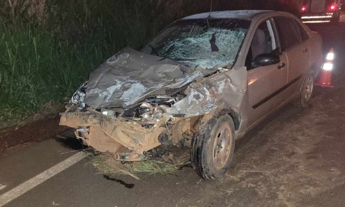 Carro capotou e atingiu veículo que seguia no sentido contrário -  (crédito: CBMMG)