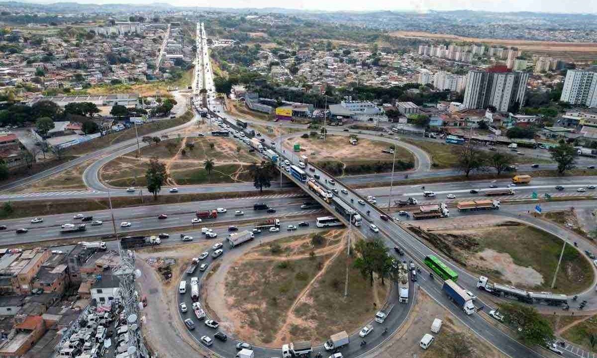 Primeiro trecho a passar por obras, ao lado do viaduto sobre a Via Expressa, confluência com a BR-040 é um dos gargalos do corredor que corta Belo Horizonte e que combina tráfego rodoviário e urbano -  (crédito: @estev4m/Esp. EM/D.A Press)