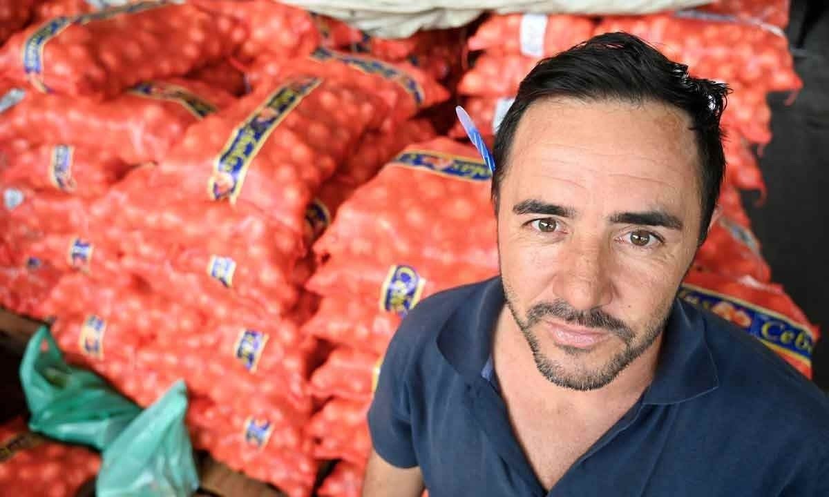 "Estamos tendo perdas por causa dessas altas temperaturas até do que já estava plantado e colhido. De 20 mil sacas de cebola, a gente deve ter uma perda de 25%. Nunca vimos um calorão desses e nada aguenta" -  (crédito: Leandro Couri/EM/D.A. Press)