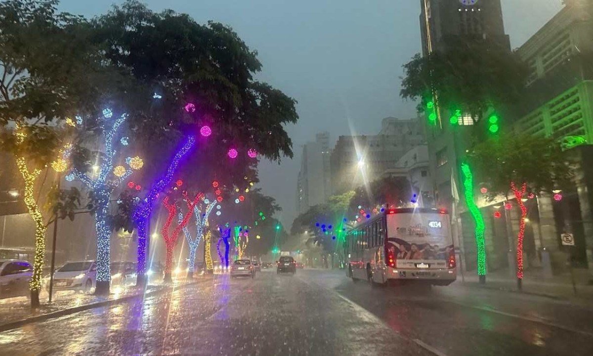 Chuva forte caiu em Belo Horizonte nesta terça-feira (12) -  (crédito: Ramon Lisboa/EM/D.A. Press)