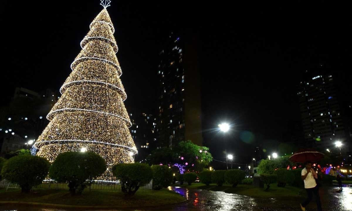 Árvore de natal de 15 metros na Praça Raul Soares -  (crédito: Ramon Lisboa/EM/D.A. Press)