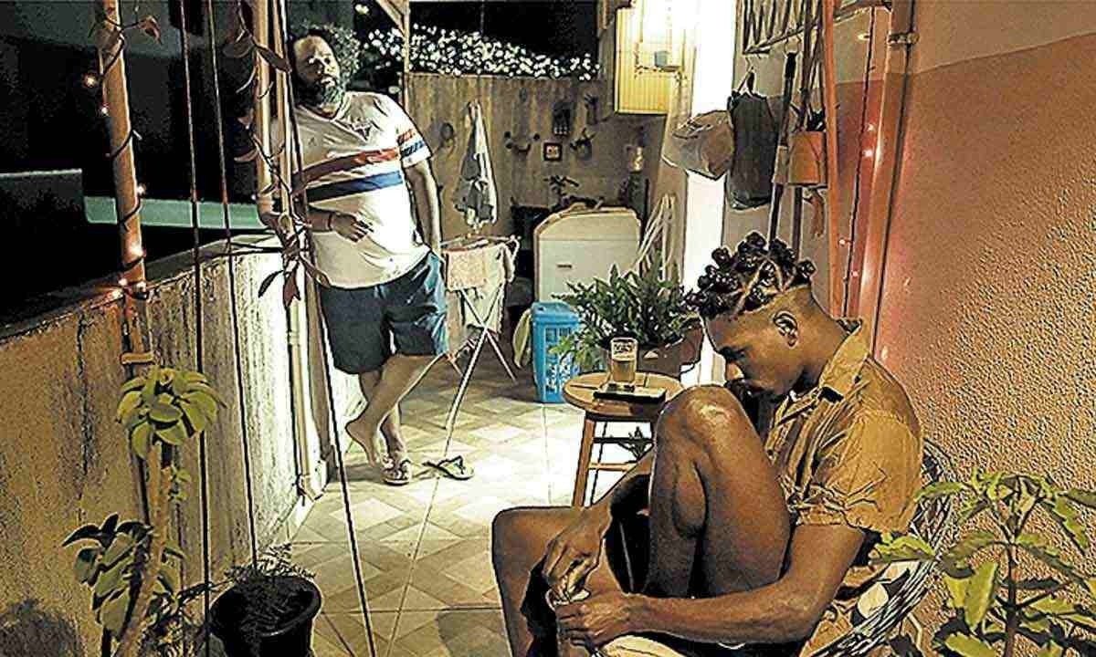 "O dia que te conheci", protagonizado por Renato Novaes (à esq.), é inspirado em pessoas que tomam remédios porque estão oprimidas pela rotina massacrante -  (crédito: Divulgação)