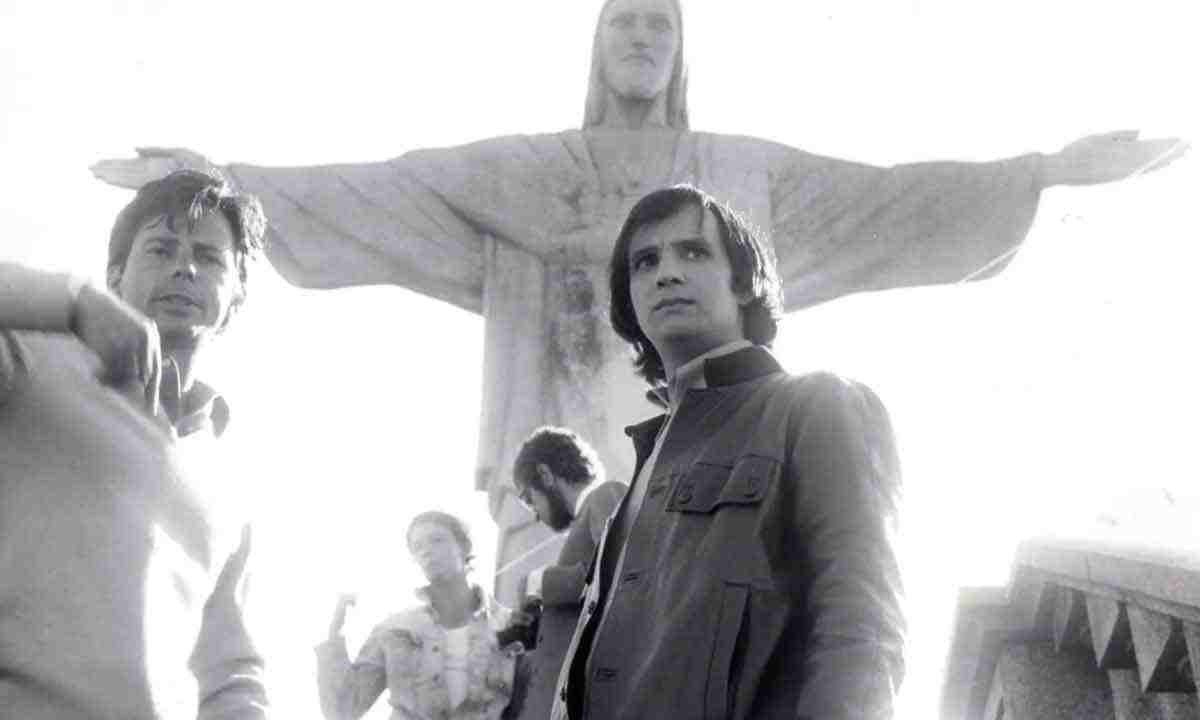 "Roberto Farias – Memórias de um cineasta"  relembra os três filmes que o diretor fez com Roberto Carlos durante a ditadura militar -  (crédito: REPRODUÇÃO)