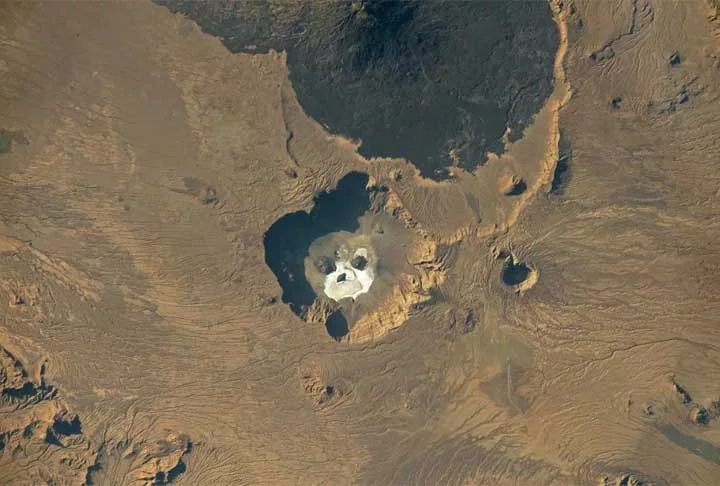 Imagem de ‘caveira gigante’ impressiona no Deserto do Saara -  Divulgação NASA