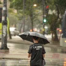 Chuva forte atinge BH, e Defesa Civil emite alerta para granizo