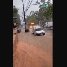 Vídeo: temporal causa alagamento em ruas do Barreiro - Redes sociais/Reprodução