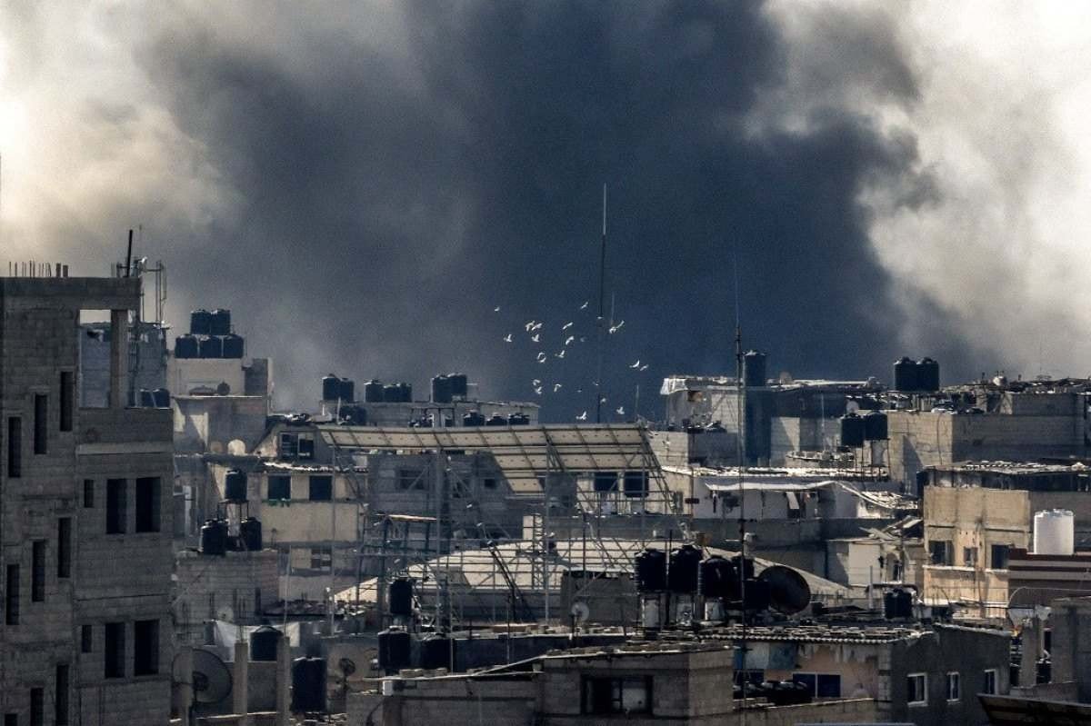 Israel bombardeia Gaza e afirma que Hamas está perto da 'dissolução'