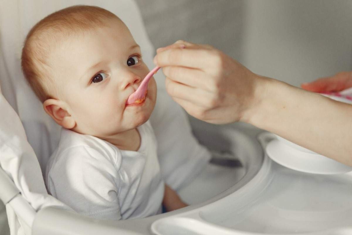 Novo guia alimentar infantil da OMS muda recomendações sobre introdução alimentar e o uso de fórmulas; confira