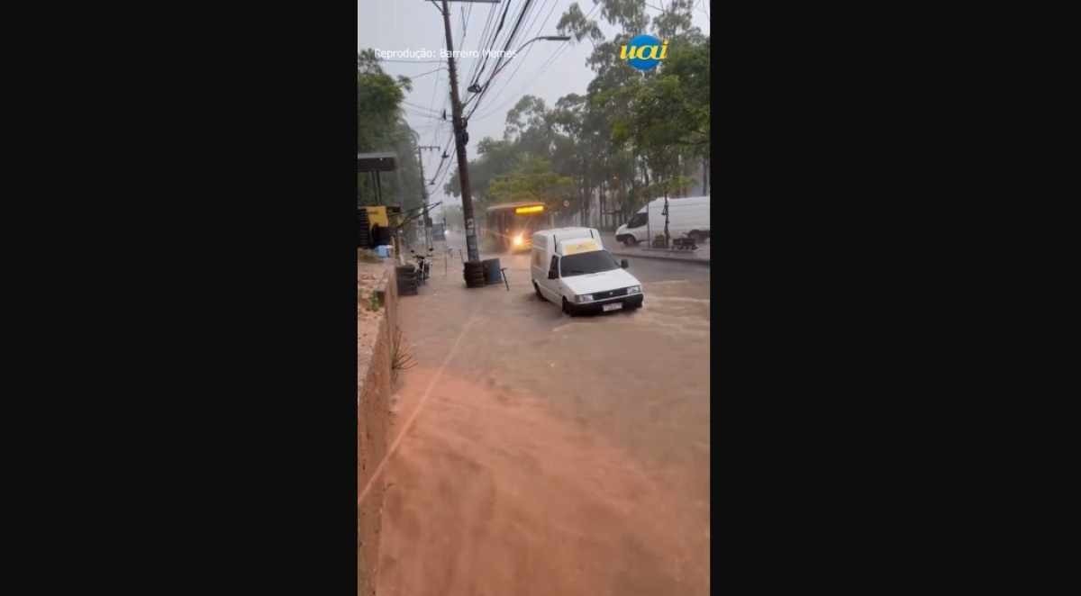 Vídeo: temporal causa alagamento em ruas do Barreiro