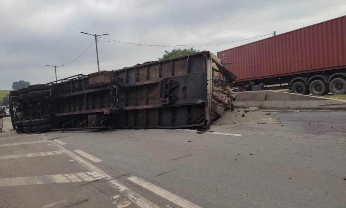 Pista da BR-381 amanheceu interditada no Sul de Minas -  (crédito: PRF/Divulgação)