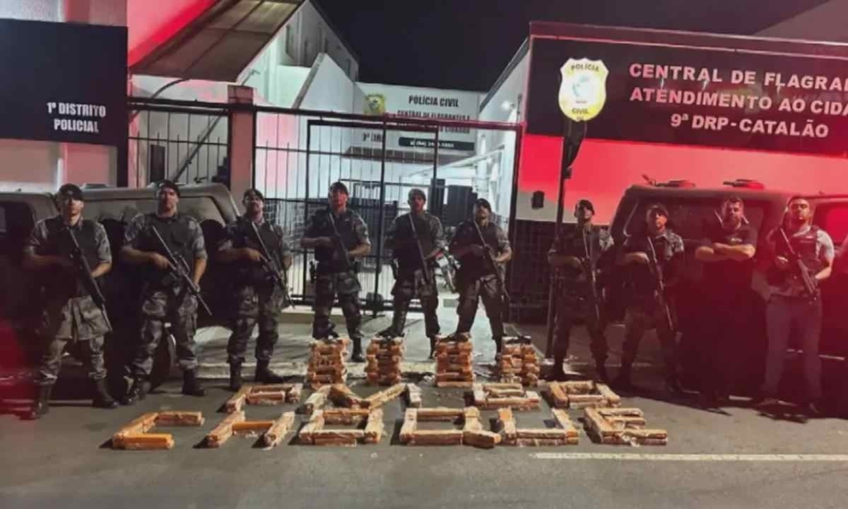 Um total de 180 kg em drogas e cinco armas de fogo apreendidas foram levadas para a Central de Flagrantes de Catalão -  (crédito: PMGO/Divulgação)