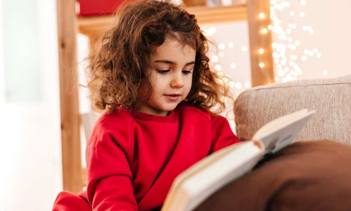 Criança lendo um livro nas festa de fim de ano -  (crédito: Freepik)