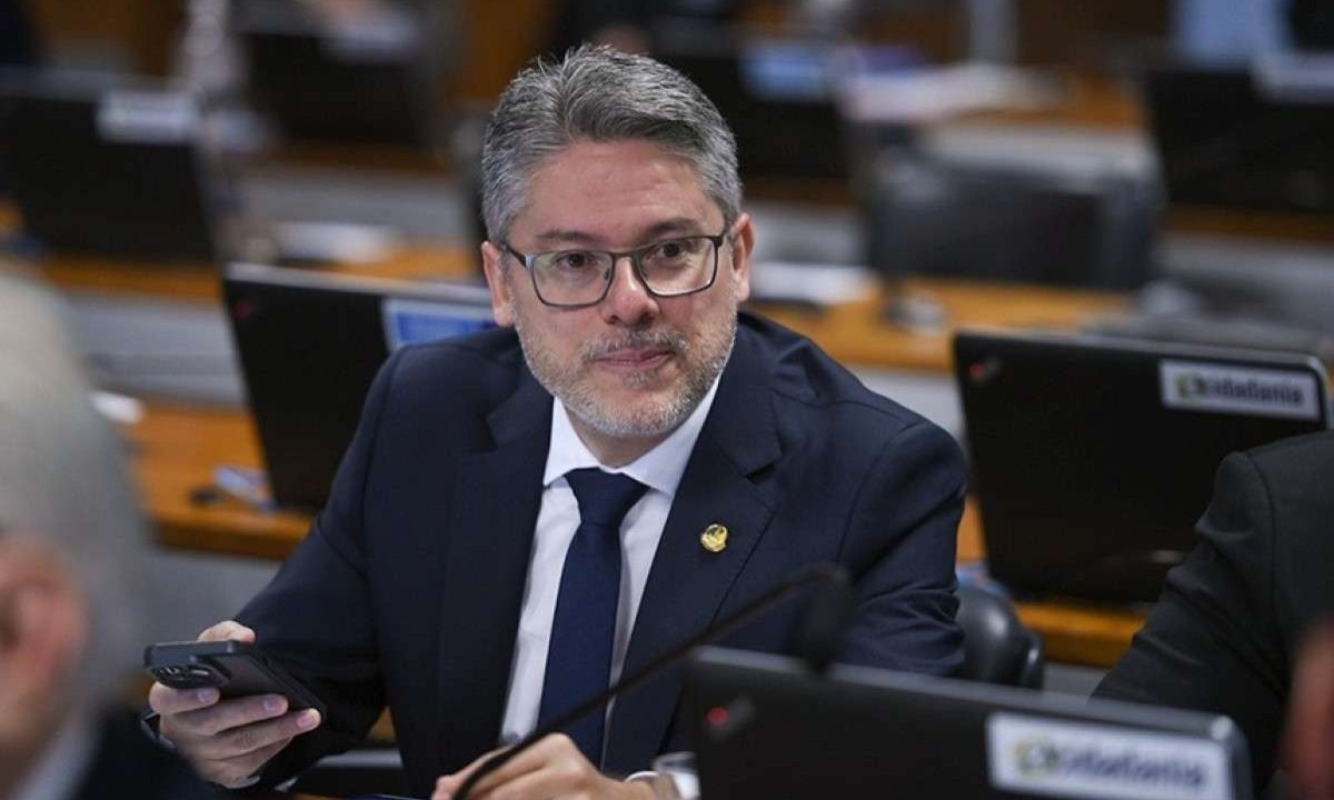 Para o senador Alessandro Vieira, a medida resultará em menos tempo para os parlamentares formularem questionamentos e os indicados não conseguirão responder com profundidade -  (crédito: Edilson Rodrigues/Agência Senado)