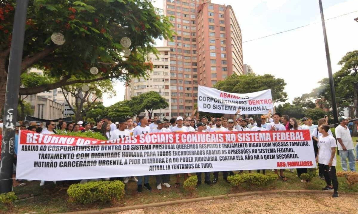 Protesto de familiares de presos, agora, na praça Raul Soares. Eles reclamam sobre restrições a visitas -  (crédito: Gladyston Rodrigues/EM/D.A. Press)