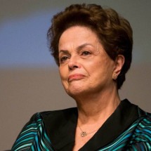 Ironizada por voar de 1ª classe, Dilma responde que é 'presidente do banco' - Daniel RAMALHO / AFP