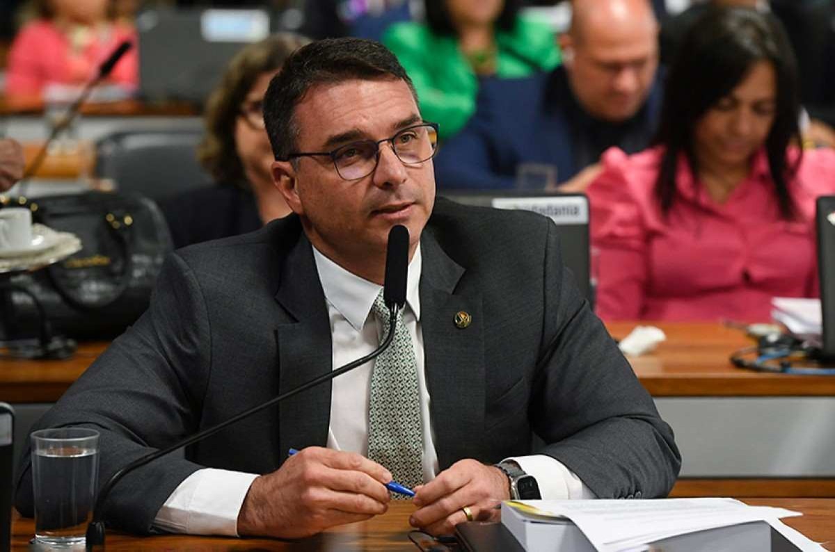 Flávio Bolsonaro diz que o pai ofereceu a ele vaga de ministro no STF