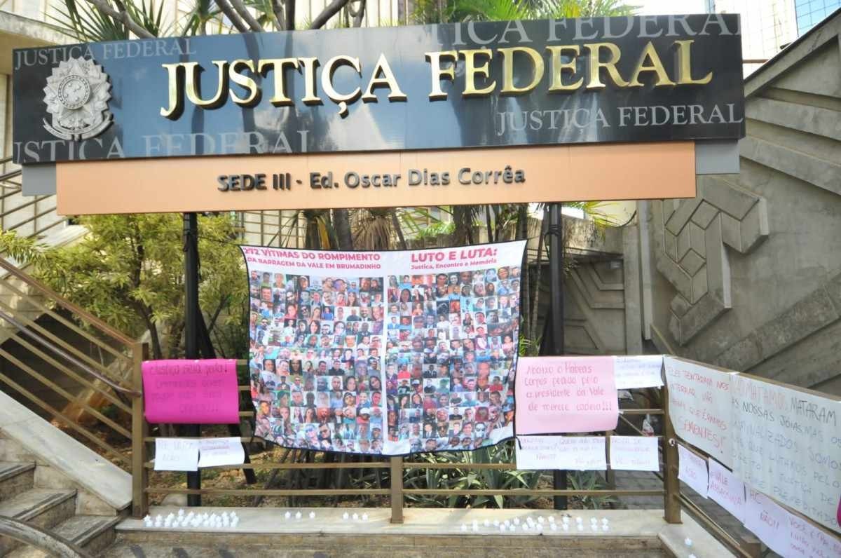 Vítimas da tragédia da Brumadinho protestam em frente ao TRF