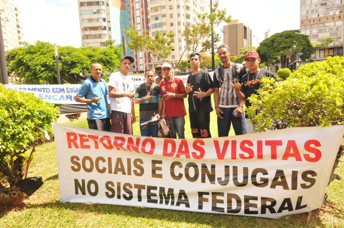 Protesto de familiares de presos, agora, na praça Raul Soares. Eles reclamam sobre restrições a visitas