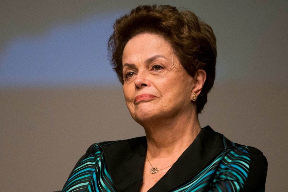 Ironizada por voar de 1ª classe, Dilma responde que é 'presidente do banco'