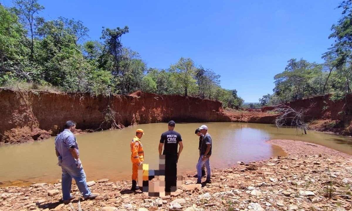 Corpo de idoso foi encontrado na manhã desta quinta-feira (14/12), próximo ao local onde carro foi incendiado -  (crédito: CBMMG)