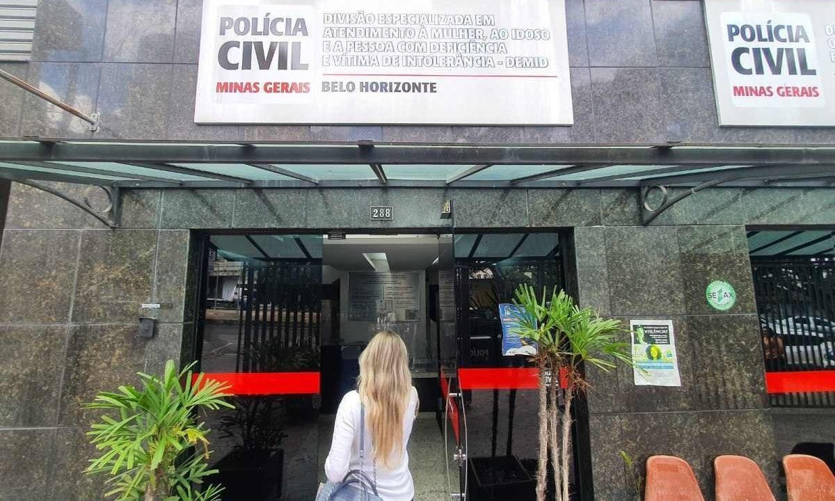 Mulher foi até delegacia para ser atendida após uma briga com seu ex-marido -  (crédito: Leandro Couri/EM/D.A Press)