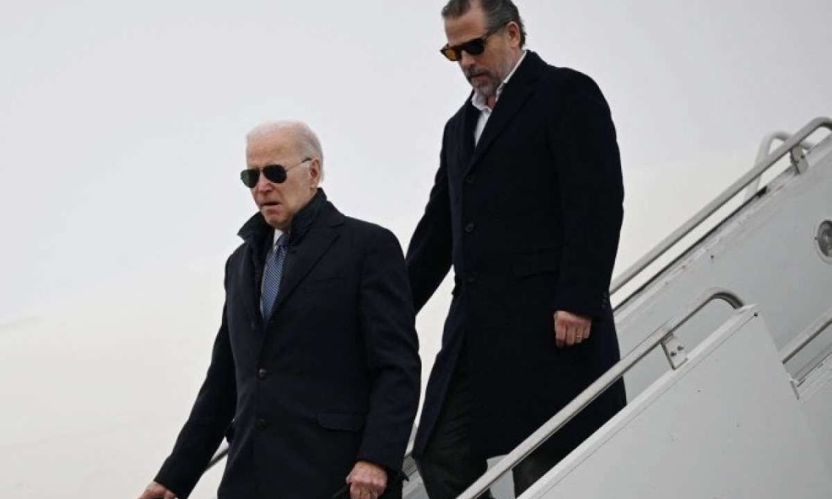 Joe Biden e Hunter (D) desembarcam em Syracuse, no estado de Nova York: negócios nebulosos do filho no exterior atingem a Casa Branca -  (crédito: Andrew Caballero-Reynolds/AFP)