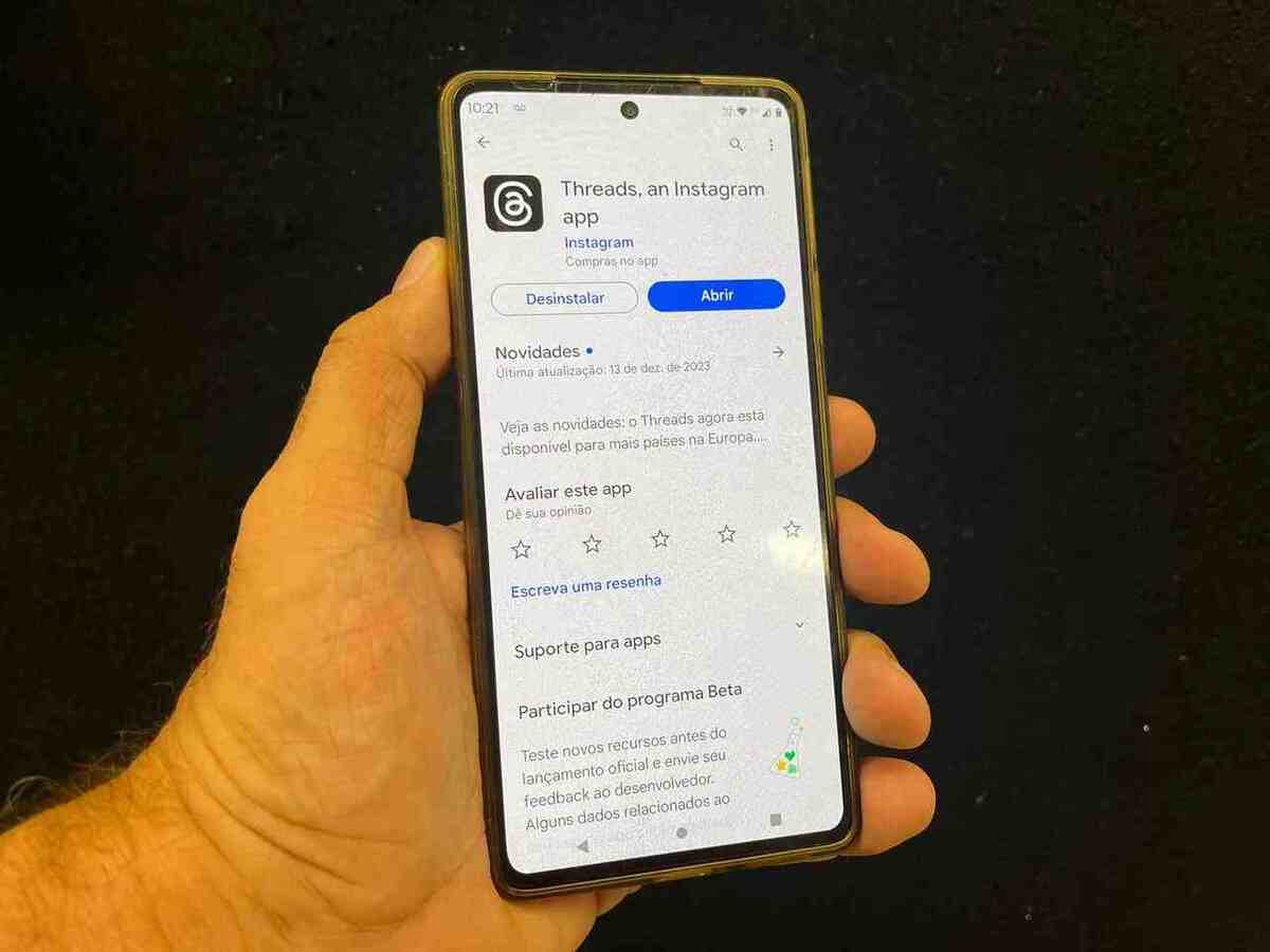 Mão segura celular com tela em loja digital para instalar e abrir app do Threads -  (crédito: Fernanda Tubamoto/EM/DA Press)