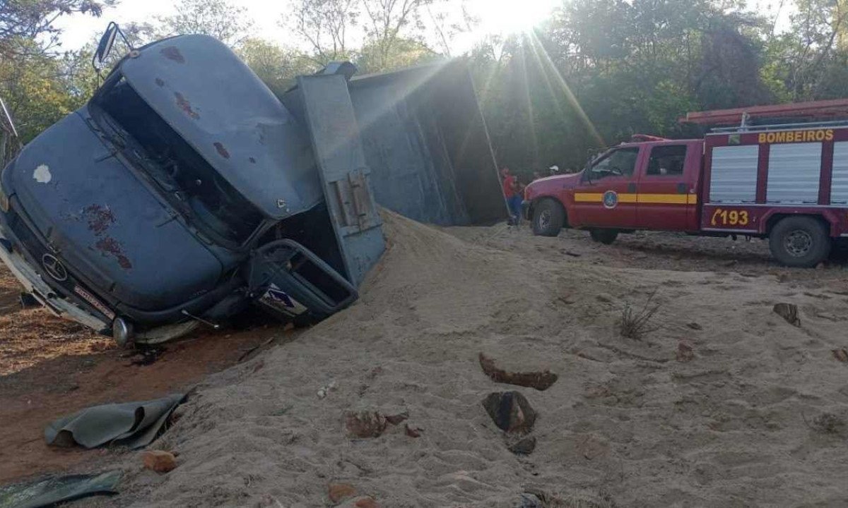 A suspeita é que o condutor perdeu o controle da direção e tentou saltar do caminhão, mas caiu debaixo do veículo -  (crédito: CBMMG)