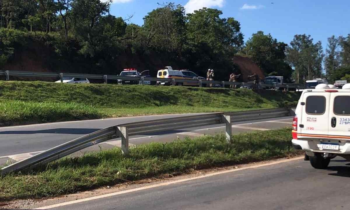 A troca de tiros ocorreu no entroncamento da BR-494 com a MG-050 no trevo de acesso a Divinópolis -  (crédito: Redes Sociais/Reprodução)