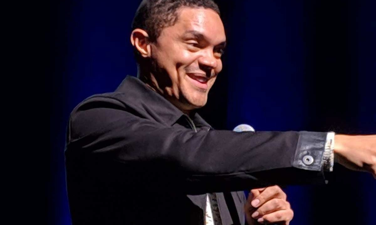 Trevor Noah sorri com o braço esticado -  (crédito: Hayden Schiff /wikimedia commons)