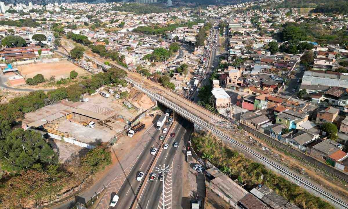 Área do pontilhão da linha férrea: um dos estrangulamentos mais preocupantes do corredor de maior movimento de BH, com retenções após trecho de descida, está na lista de obras -  (crédito: @estev4m/Esp. EM/D.A Press)