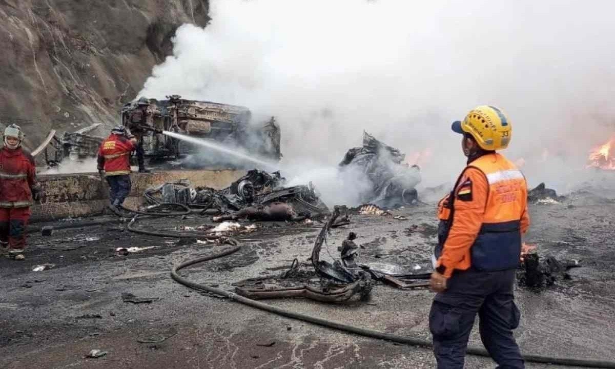 O fogo foi controlado após um caminhão de carga atingir vários carros parados em uma rodovia.  -  (crédito: AFP / Reprodução)