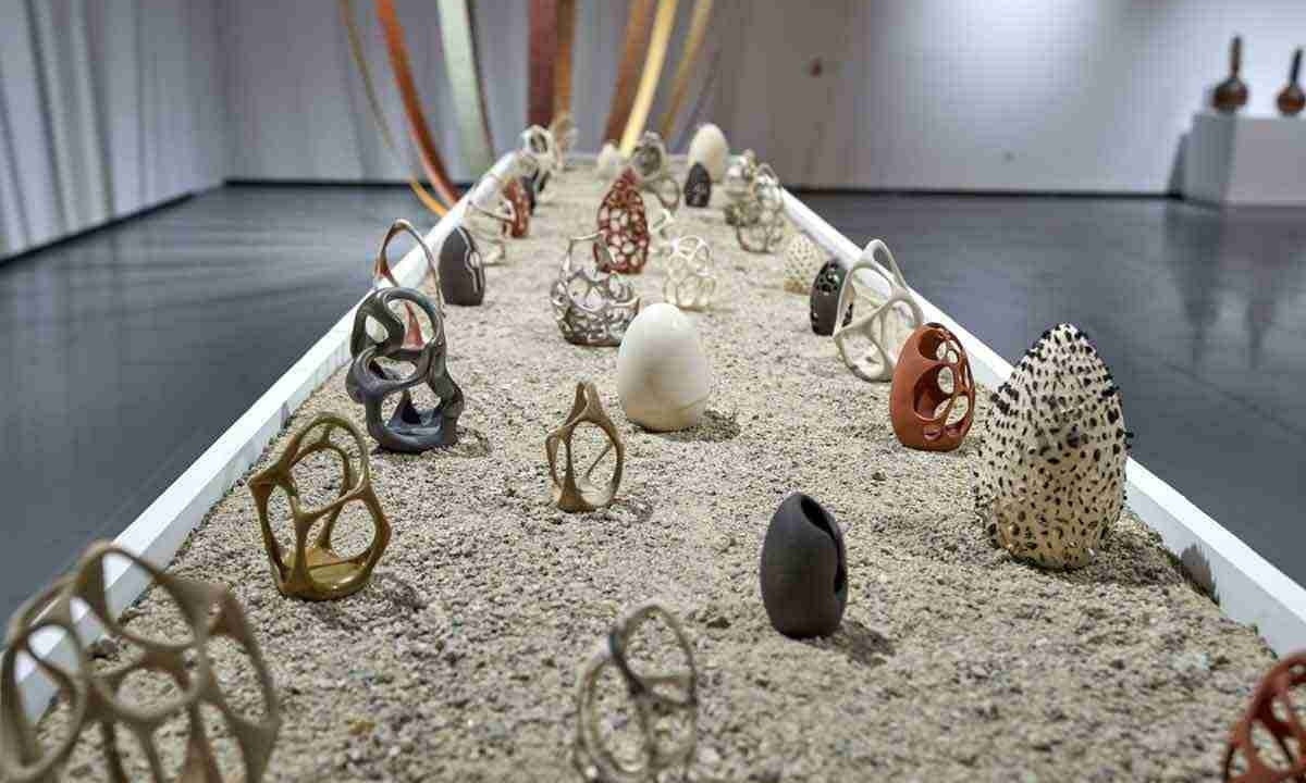 Obras do mineiro Paulo Neves, que remetem ao ovo como símbolo primordial da vida, estão na mostra 