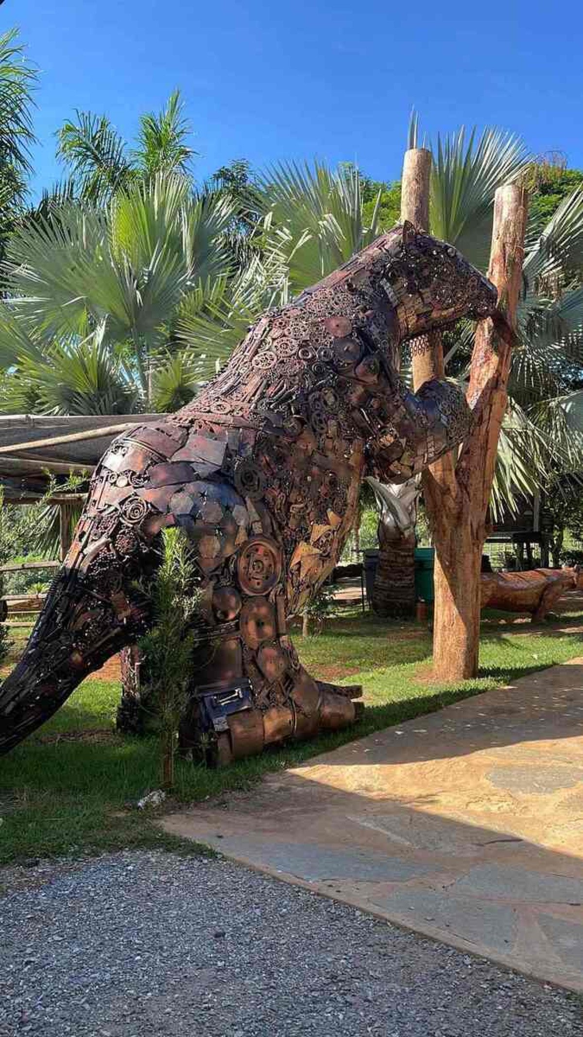 Gruta ganha réplica de preguiça gigante descoberta por Peter Lund