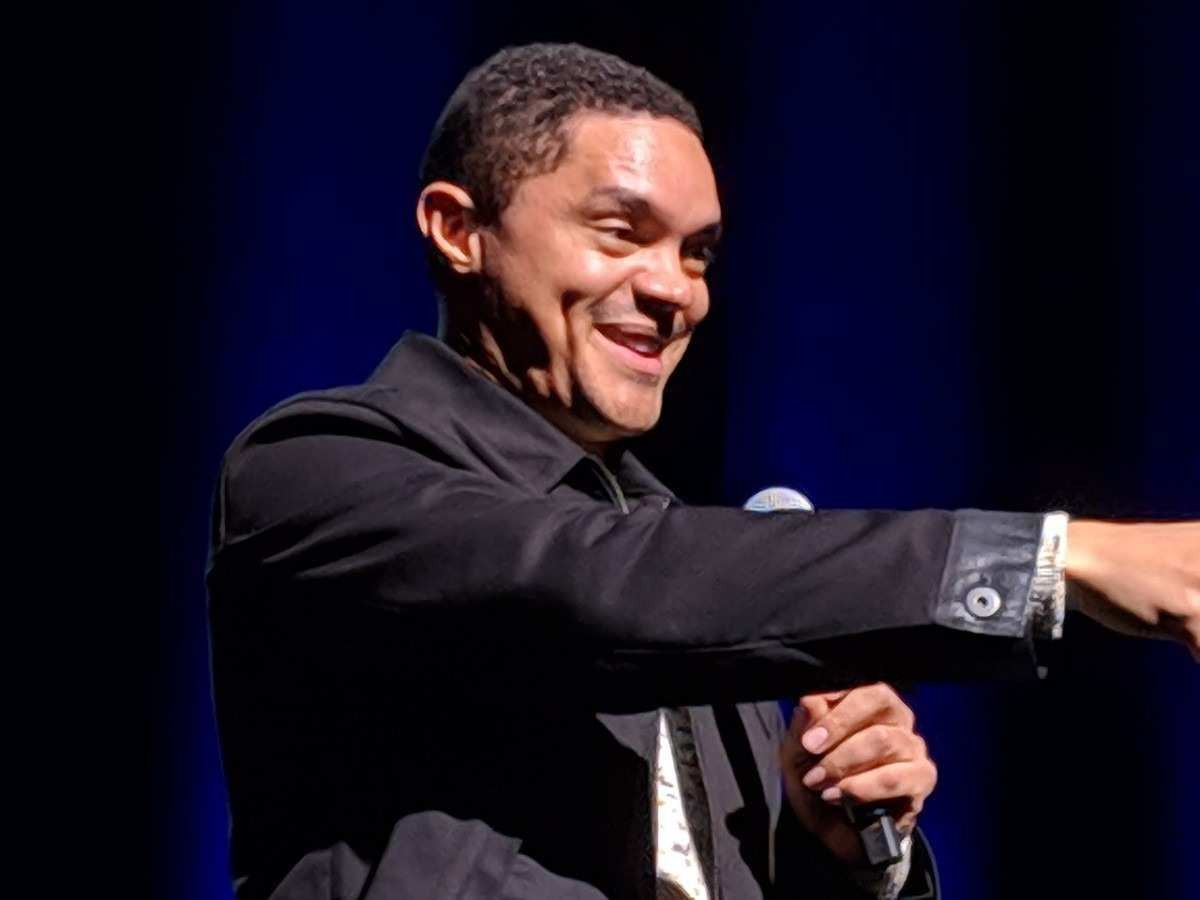 Comediante Trevor Noah vai apresentar a cerimônia do Grammy pela 4ª vez seguida