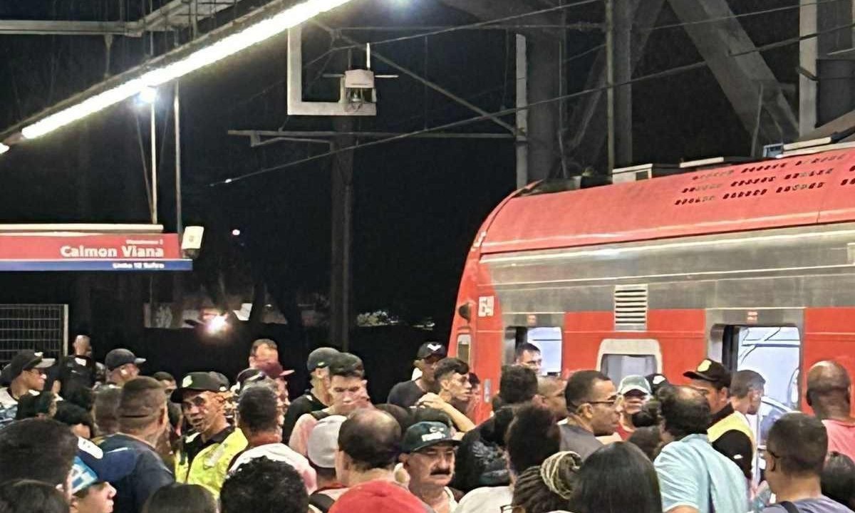 Portas da composição foram abertas, os passageiros começaram a sair e um deles acabou atropelado por outro trem que circulava sentido Brás -  (crédito: Redes sociais/Reprodução)