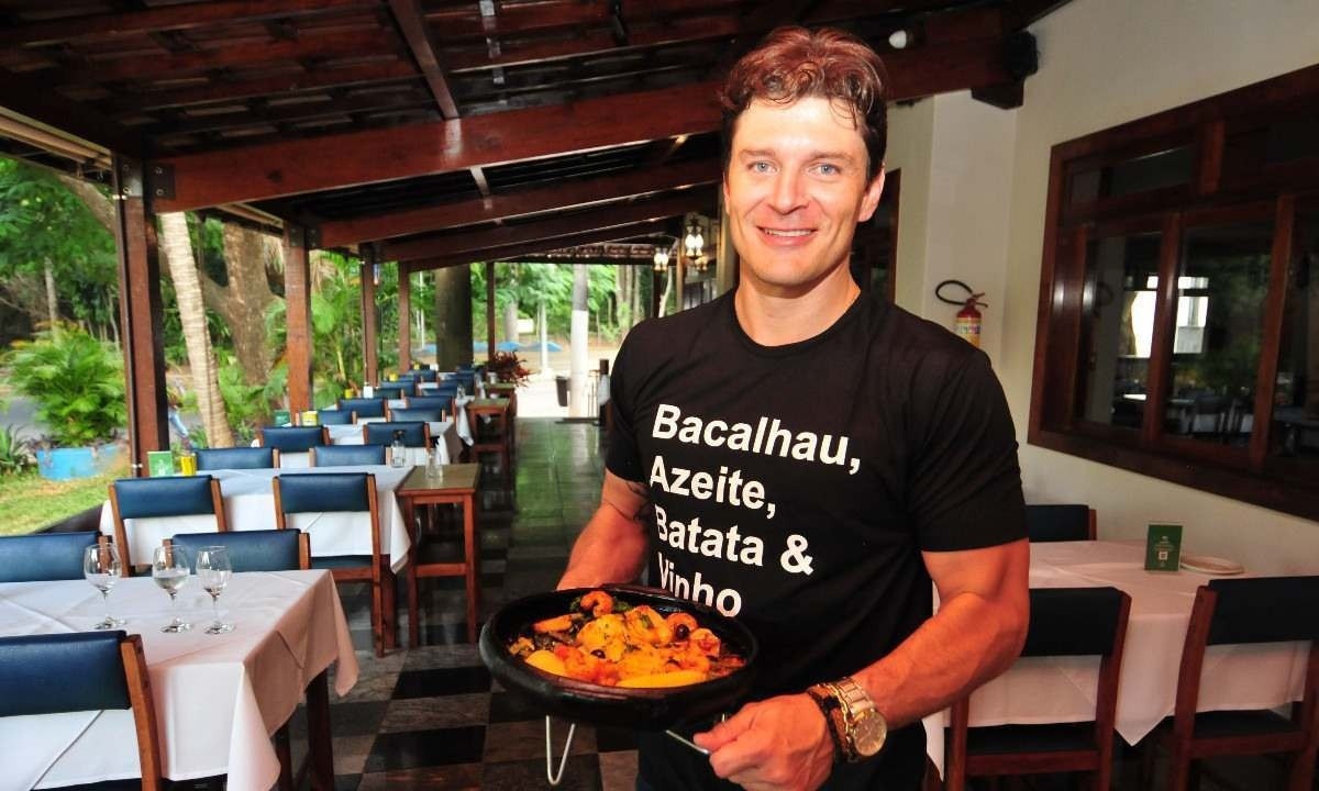 Leonardo Duarte sorri e mostra um dos pratos de sucesso de seu restaurante -  (crédito: Ramon Lisboa/EM/D.A Press)