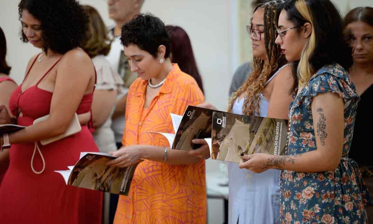 Publicação sobre as atividades desenvolvidas pela equipe do APCBH foi distribuída ontem aos participantes do evento  -  (crédito: Túlio Santos/EM/D.A Press)