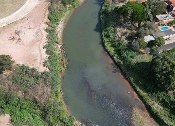 Rio das Velhas no município de Sabará, na Região Metropolitana de Belo Horizonte, onde a água suja e barrenta denuncia sérios problemas ambientais -  (crédito: @estev4m/Especial para o EM)