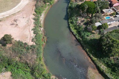 Rio das Velhas no município de Sabará, na Região Metropolitana de Belo Horizonte, onde a água suja e barrenta denuncia sérios problemas ambientais -  (crédito: @estev4m/Especial para o EM)