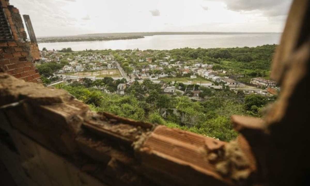 Bomparto, com a lagoa de Mundaú ao fundo, é uma das localidades de Maceió que está totalmente desabitada -  (crédito:  Joédson Alves/Agência Brasil))