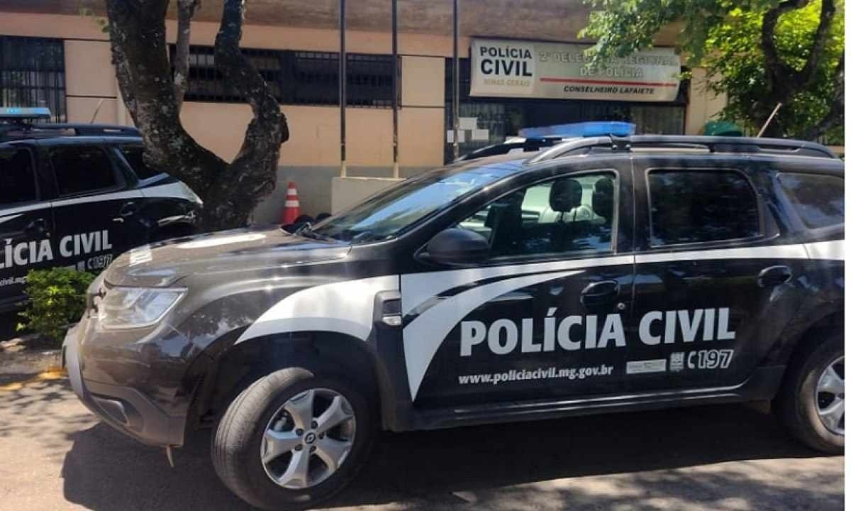 Depois de ser interrogado na delegacia, criminoso é levado para presídio -  (crédito: PCMG)